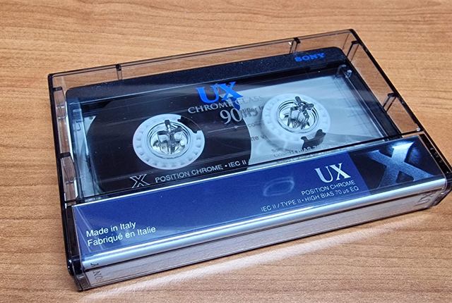 Avdio kaseta v škatlici