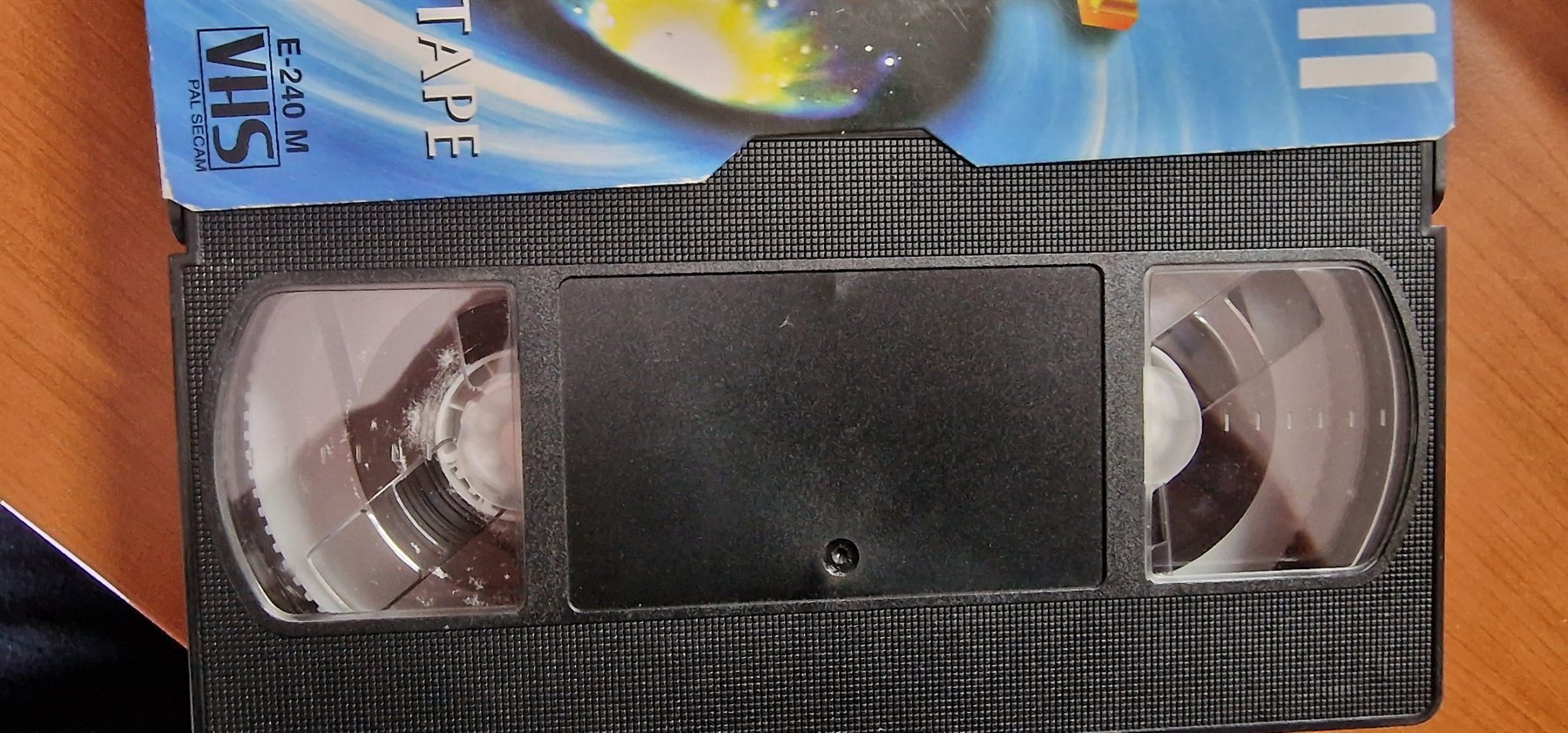 Odprta VHS kaseta med strokovnim pregledom traku