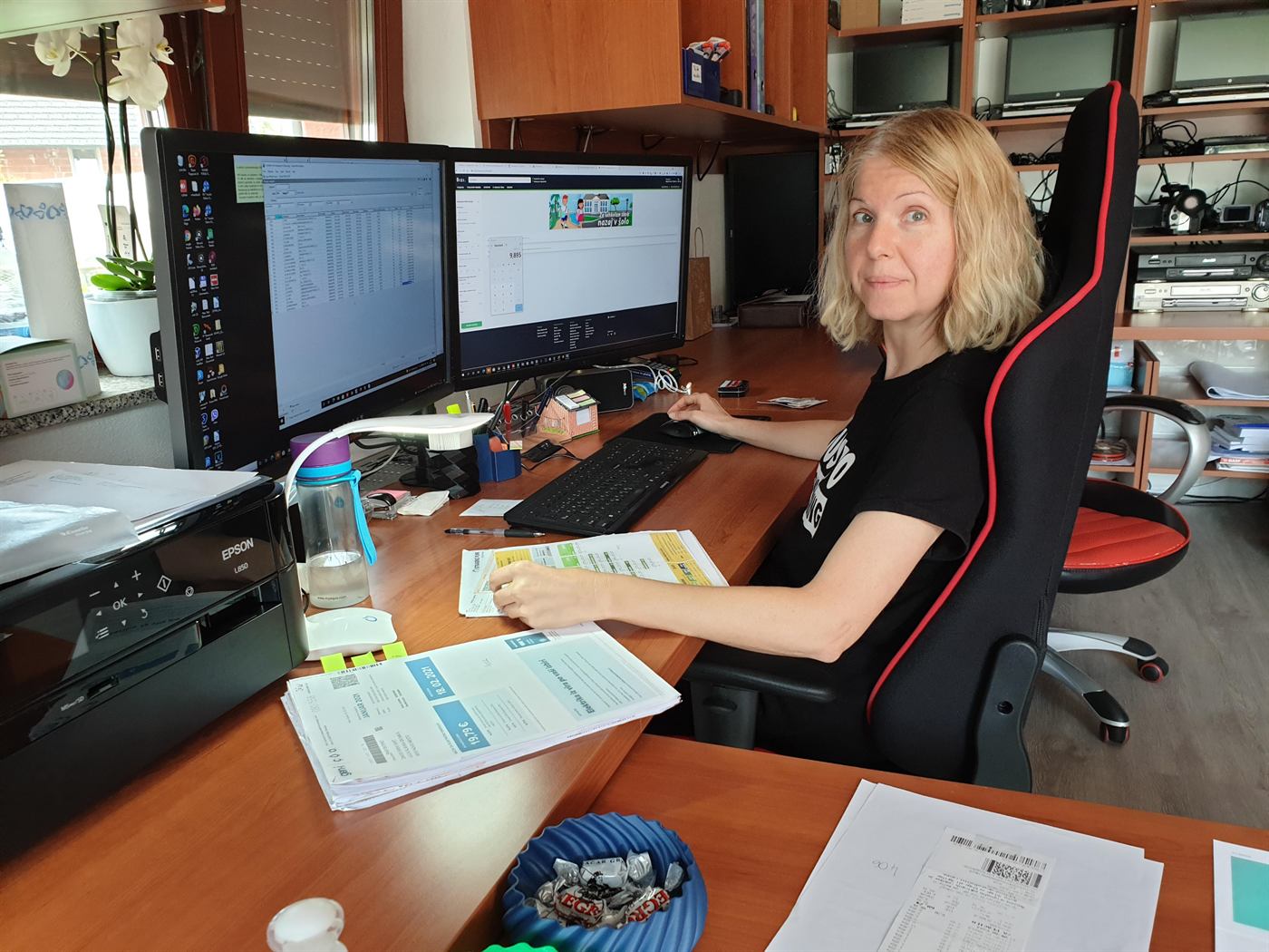 Kristina Meglenov pri delu s strankami in naročili za presnemavanje